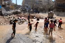 Ảnh: Trẻ em Syria nô đùa giữa vùng chiến sự