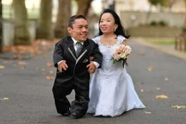 Cặp đôi lùn nhất thế giới vui sướng nhận kỷ lục Guinness