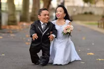 Cặp đôi lùn nhất thế giới vui sướng nhận kỷ lục Guinness