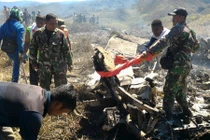 Hiện trường rơi máy bay quân sự Indonesia, 13 người chết