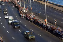 Ảnh: Người dân Cuba tiễn biệt lãnh tụ Fidel Castro lần cuối