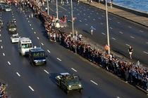 Ảnh: Người dân Cuba tiễn biệt lãnh tụ Fidel Castro lần cuối