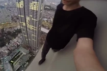 Giới trẻ Việt bị ném đá khi “check in” trên tòa nhà chọc trời