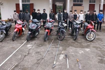 Bắt nhóm côn đồ nhí mang hung khí rượt đánh người đi đường