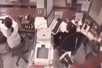 Tên cướp hung tợn mang dao, vật liệu nổ… đi cướp ngân hàng