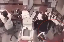 Tên cướp hung tợn mang dao, vật liệu nổ… đi cướp ngân hàng