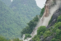 Quảng Bình: Di dời hàng trăm hộ dân, phá nổ khối đá 300 tấn