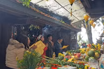 Hàng nghìn du khách đổ về chùa Hương Tích Hà Tĩnh đầu năm