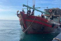 Cứu sống 8 ngư dân Quảng Bình gặp nạn trên biển