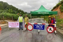 Hà Tĩnh: Quốc lộ 8A bị chia cắt do sạt lở đất