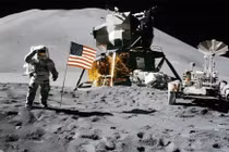 Điều gì sẽ xảy ra nếu phi hành gia đi tè trên mặt trăng?