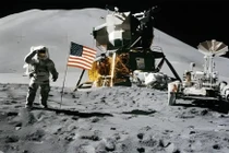 Điều gì sẽ xảy ra nếu phi hành gia đi tè trên mặt trăng?