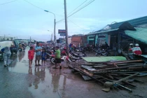 Tận mắt lốc xoáy cuốn bay nhà cửa ở Cần Thơ