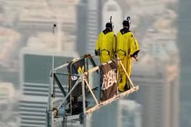 Choáng váng clip nhảy từ độ cao gần 1.000m xuống đất