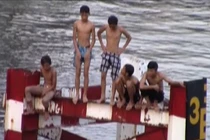 Thót tim cảnh trẻ em bất chấp nguy hiểm nhảy sông tắm