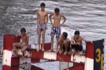 Thót tim cảnh trẻ em bất chấp nguy hiểm nhảy sông tắm