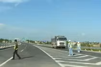 Cao tốc Nội Bài–Lào Cai: bị xe quá tải phá nát