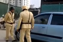 Xôn xao clip tài xế xe con “thi gan” với CSGT