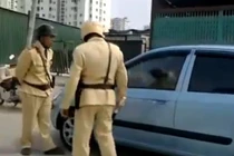 Xôn xao clip tài xế xe con “thi gan” với CSGT