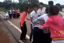 Xôn xao clip nữ sinh Khmer hỗn chiến trên quốc lộ