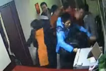 Nhân viên, khách hàng đánh nhau kinh hoàng