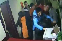 Nhân viên, khách hàng đánh nhau kinh hoàng