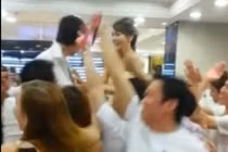 Cô dâu, chú rể “quẩy” tưng bừng trong lễ thành hôn