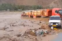 Kinh hoàng ô tô chạy toán loạn để tránh lũ tử thần