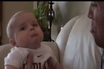 Em bé làm mặt buồn với bố cực dễ thương