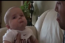 Em bé làm mặt buồn với bố cực dễ thương