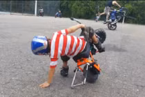 Bật cười xem em bé học đòi, bốc đầu xe máy