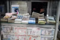 Đổi tiền lẻ giá cao nhộn nhịp giữa phố xá Hà Nội
