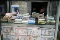 Đổi tiền lẻ giá cao nhộn nhịp giữa phố xá Hà Nội