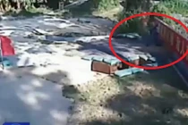 Thót tim cảnh lính “tò te” bất cẩn đánh rơi lựu đạn