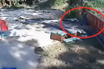 Thót tim cảnh lính “tò te” bất cẩn đánh rơi lựu đạn