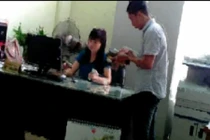 Cán bộ Bộ Công Thương nhận tiền lót tay tại trụ sở?