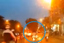 Thanh niên đi xe lạng lách, gây tai nạn trên đường