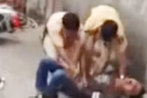 Hai CSGT vật lộn với “thanh niên cứng“