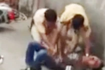 Hai CSGT vật lộn với “thanh niên cứng“