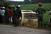 Hòa Bình: Tài xế ngủ gật, xe tải đấu đầu xe buýt