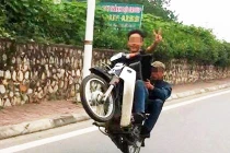 Hú vía trước màn “bốc đầu” của giới trẻ Việt (P17)