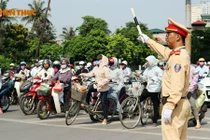 CSGT Hà Nội căng mình dưới nắng như đổ lửa