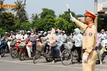 CSGT Hà Nội căng mình dưới nắng như đổ lửa