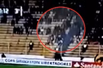 Bóng ma chạy trên khán đài bóng đá