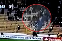 Bóng ma chạy trên khán đài bóng đá