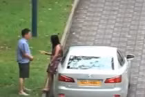 Gái trẻ thản nhiên đánh vào chỗ hiểm người yêu