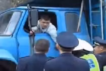 Tài xế cụt tay khóc lóc, xin cảnh sát tiếp tục lái xe