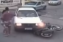 Vừa thoát chết sau tai nạn, cặp đôi vẫn thản nhiên hôn nhau