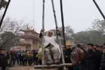 Cụ ông tóc bạc phơ "đuổi" trai trẻ để chơi đu tiên một mình