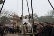 Cụ ông tóc bạc phơ "đuổi" trai trẻ để chơi đu tiên một mình